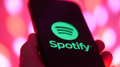 Bild: Robert Michael/dpa
Spotify möchte den Vormarsch der KI-Musik eindämmen. (Symbolbild)
