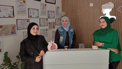 Bild: Stephanie Hladik
Nasim Baidoun (Mitte) und ihre Schwester Latifa Baidoun (rechts) sind stolz auf ihren Salon für kosmetische Anwendungen. Zahlreiche Zertifikate dokumentieren ihre Aus- und Weiterbildungen. Latifas Tochter Sidra Al Khalaf (links) arbeitet in Nürnberg und unterstützt die beiden in der Anfangszeit beim Social-Media-Auftritt.