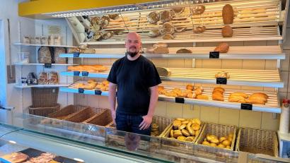 Bild: ihl
Christoph Ritz steht hinter der Verkaufstheke in der Kirchstraße: Die Stullner Filiale der Bäckerei wird bald geschlossen – genauso wie der Laden in Dürnsricht.