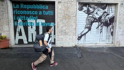 Bild: Christoph Sator/dpa
Anders als in den deutschen Innenstädten mit ihren vielen Schaufenstern hat in Italien noch so gut wie jedes Geschäft die schweren metallenen Rollläden.