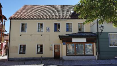 Bild: Gertraud Portner
Für das Geschäftshaus Marktplatz 6 in Oberviechtach lag dem Stadtrat ein Antrag auf Nutzungsänderung vor. Dabei ging es um Brandschutzmaßnahmen, um auch den rechten Gebäudetrakt (Schaufenster des ehemaligen Bäckerladens) in eine gastronomische Nutzung einbinden zu können.