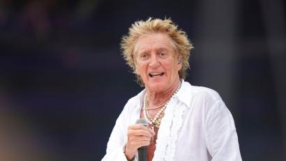 Bild: Scott A Garfitt/Invision/AP/dpa
„Mir geht es schon viel besser“, teilte Rod Stewart mit. (Archivbild)