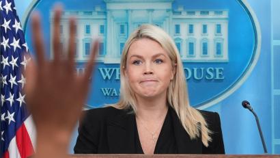 Bild: Alex Brandon/AP/dpa
Die US-Regierungssprecherin Karoline Leavitt geht. (Archivfoto)