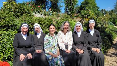 Bild: Sr. Theresia Hauthaler
Die Schulschwestern von Auerbach feiern am 29. August wichtige Meilensteine: Zwei Frauen werden als Novizinnen eingekleidet, während andere Schwestern Profess ablegen oder auf Lebenszeit dem Orden beitreten. Von links: Sr. Alix, Sr. Madlen, Iris Langnickel, Nicole Hennig, Sr. Angelika und Sr. Helena