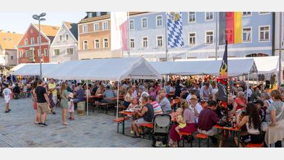 Bild: Michael Knietsch
Das 50. Marktplatzfest des Musikzugs erwies sich einmal mehr als echter Besuchermagnet. Hirschaus Innenstadt wurde zu einer einzigen Partymeile.