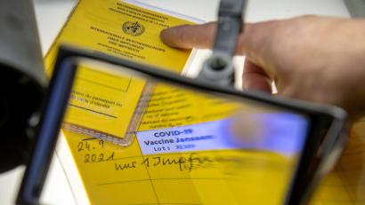 Bild: Stefan Puchner/dpa
Nach dem Bekanntwerden des mutmaßlichen Impfbetrugs wurden bei der Kripo Impfpässe untersucht, die in der Praxis des beschuldigten Hausarztes ausgestellt wurden. (Archivbild)