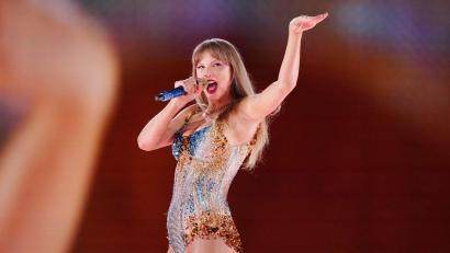 Bild: Darryl Dyck/The Canadian Press via AP/dpa
Eine weitere Auszeichnung für US-Superstar Taylor Swift: Die 36-Jährige wird in die „Nashville Songwriters Hall of Fame“ aufgenommen. (Archivbild)