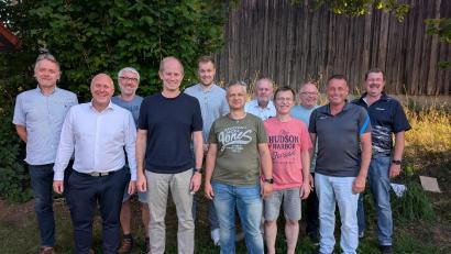 Bild: Christina Braun
Der Wasserzweckverband startete mit Vorsitzendem Konrad Kiener (Vierter von links) in die neue Amtszeit. Die neu- und wiedergewählten Verbandsräte sind Markus Nagler, Bürgermeister Marcus Eichenmüller, Werner Schlosser, Alexander Buchner, stellvertretender Verbandsvorsitzender Marco Ruider, Dieter Rosenberg, Norbert Schwendner, Stefan Weidner, Uwe Bergmann und Dieter Buchner (von links).