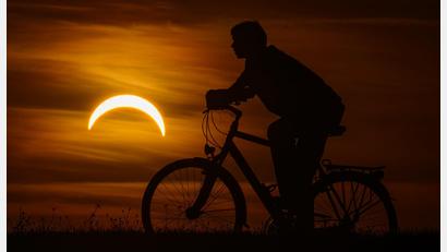 Bild: Patrick Pleul/dpa
Ein Junge auf einem Fahrrad betrachtet die partielle Sonnenfinsternis in Jacobsdorf, im östlichen Brandenburg.