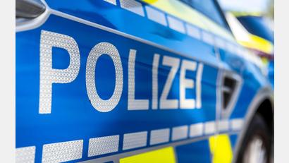 Bild: David Inderlied/dpa
Mit einer neuen Betrugsmasche haben falsche Polizisten eine 67-Jährige in Neunburg vorm Wald um kostbaren Schmuck gebracht. (Symbolbild)