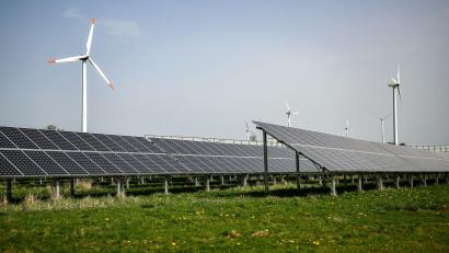 Bild: Jan Woitas/dpa
Die Sonnenfinsternis sorgt am Abend für etwas weniger Solarstrom-Einspeisung. (Archivbild)