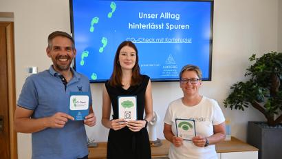 Bild: Simon Hauck, Stadt Amberg
Oberbürgermeister Michael Fritz, Elena Berschneider (Abfallberatung) und Elisabeth Keck (Leiterin des Amtes für Ordnung und Umwelt) stellten den neuen „CO₂-Check“ vor.