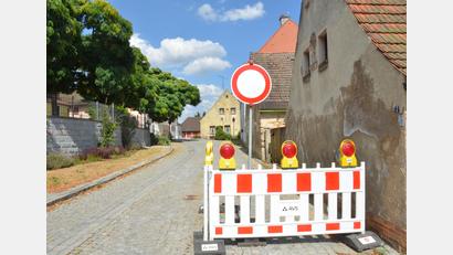 Bild: Elisabeth Dobmayer
Die Sperrtafeln künden von der großen Baumaßnahme im Ortsteil Roggenstein. Die Kanalisation und die Wasserleitungen werden komplett modernisiert.