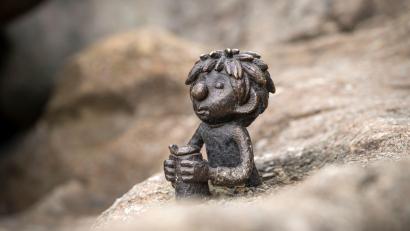 Bild: Peter Kneffel/dpa
Eine Bronzefigur des Kobolds - mit Bierkrug - ziert den monumentalen Wittelsbacher Brunnen in der Innenstadt.