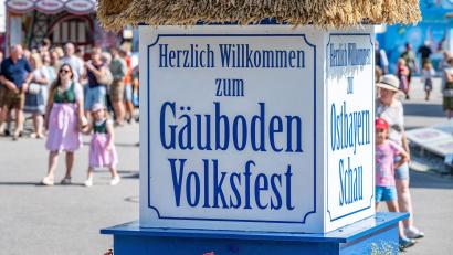 Bild: Armin Weigel/dpa
Bei einem Unfall an einem Fahrgeschäft auf dem Gäubodenvolksfest sind sechs Menschen leicht verletzt worden. (Symbolbild)