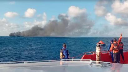 Bild: Uncredited/BASARNAS/AP/dpa
Der Brand auf der Fähre war am frühen Morgen ausgebrochen.