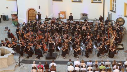Bild: Heidi Franitza
Im Schlosshof unter freiem Himmel wurde Gustav Mahlers letzte vollendete Sinfonie zu einem berührenden Erlebnis.