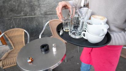 Bild: Sebastian Gollnow/dpa
Nach Berechnungen des Bundesinstituts für Bevölkerungsforschung lag die Wochenarbeitszeit pro Kopf 2025 im Schnitt um 0,3 Stunden unter dem Rekordniveau von 2023.