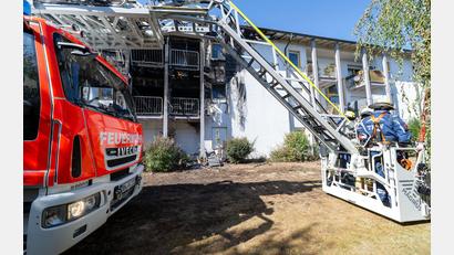 Bild: Pia Bayer/dpa
Bei dem Brand in einer Einrichtung für betreutes Wohnen in Rednitzhembach wurden vier Wohnungen vollständig zerstört. Ein schwer verletzter 71-Jähriger ist inzwischen im Krankenhaus gestorben. (Archivbild)