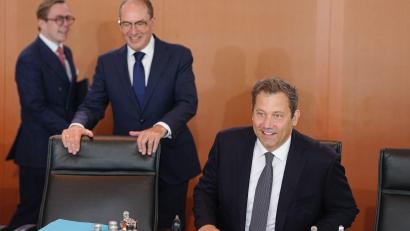 Bild: Kay Nietfeld/dpa
Vizekanzler Klingbeil leitet in Abwesenheit des Kanzlers die Kabinettssitzung.