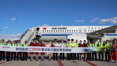 Bild: Bolortsetseg/XinHua/dpa
Das Passagierflugzeug vom Typ C919 nach dem ersten internationalen Flug von Peking nach Ulan Bator. Der Hersteller Comac will Airbus und Boeing Konkurrenz machen.
