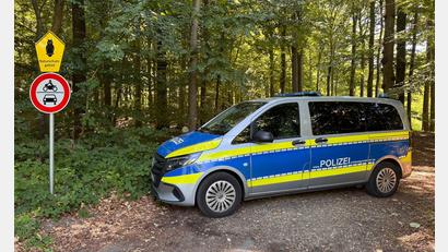 Bild: Birgitta von Gyldenfeldt/dpa
Nach dem Fund eines menschlichen Torsos sucht die Polizei rund um den Fundort in einem Waldstück nach Spuren.