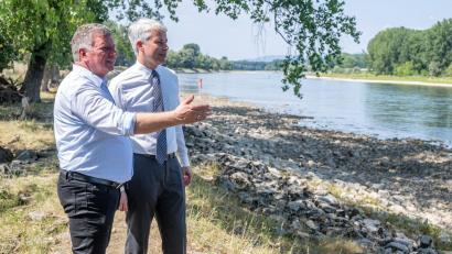 Bild: Armin Weigel/dpa
Bayerns Verkehrsminister Christian Bernreiter (l, CSU) will die Donau rasch weiter ausbaggern, um die Binnenschifffahrt auch bei Niedrigwasser länger zu ermöglichen. (Archivbild)