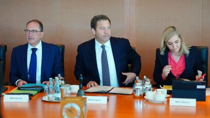 Bild: Kay Nietfeld/dpa
Weil der Kanzler nicht da war, durfte Klingbeil die Kabinettsitzung leiten.