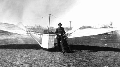 Bild: picture alliance / dpa
Er war wohl der Erste, der ein Motorflugzeug in die Luft brachte: Gustav Weisskopf vor seiner Maschine. (Archivbild)