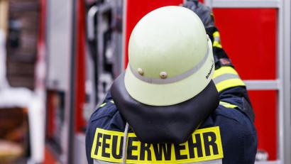 Bild: Philipp von Ditfurth/dpa
Als die Feuerwehr am Brandort eintrifft, schlagen Flammen aus dem Mehrfamilienhaus. (Symbolbild)