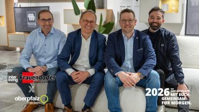 Bild: Oberpfalz Medien/Sara Neidhardt
Von links: Anton Weiß vom Möbelhaus Frauendorfer, Geschäftsführer Markus Frauendorfer, Stefan Pschorn (Oberpfalz Medien) und Viktor Mittag (ebenfalls Oberpfalz Medien). Gemeinsam planen sie die crossmediale Strategie des Unternehmens.