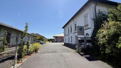 Bild: upl
Das Schlachthof-Areal in Amberg soll weiterentwickelt werden. Allerdings ist noch nicht klar, wie genau. Das Gebäude rechts ist bereits saniert und beherbergt mehrere Wohnungen.