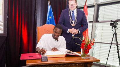 Bild: Moritz Frankenberg/dpa
Dennis Schröder hat sich nun schon mehrmals ins Goldende Buch der Stadt Braunschweig eingetragen.