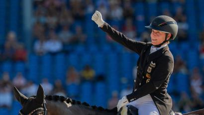Bild: Rolf Vennenbernd/dpa
Jubelt nach ihrer Gold-Vorstellung im Team-Finale: Isabell Werth.