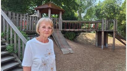 Bild: bl
Der kleine Wald (im Hintergrund) gehört für die scheidende Pfreimder Kindergartenleiterin Gabi Schönberger zu den Lieblingsplätzen in St.-Martin.