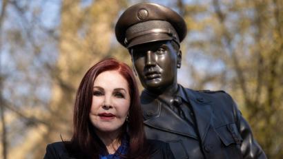 Bild: Boris Roessler/dpa
Priscilla und Elvis waren sechs Jahre lang verheiratet. (Archivbild)