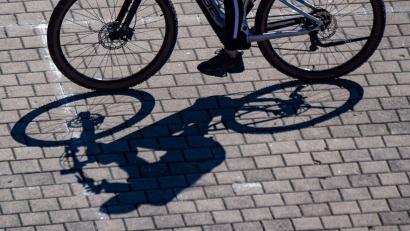 Symbolbild: Stefan Sauer/dpa
Ein Mann soll auf dem Regentalradweg Radfahrer angespuckt haben. Die Polizei hat einen Verdächtigen ermittelt und sucht nun weitere Geschädigte.