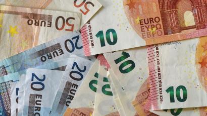 Symbolbild: Jens Kalaene/dpa
Ein Dieb entwendete 500 Euro aus einer Gaststätte in Wunsiedel. Die Polizei sucht Zeugen.