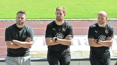 Bild: Hubert Ziegler
Der Sportliche Leiter Roman Reinhardt (links) mit den nun ehemaligen Spielertrainern Mario Zitzmann (Mitte) und Friedrich Lieder.