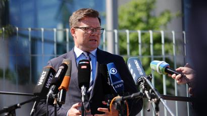 Bild: Kay Nietfeld/dpa
Der Bund soll einfacher Geld ausgeben dürfen für den Schutz vor zunehmender Hitze, sagt Carsten Schneider.