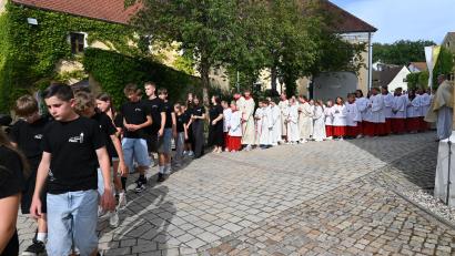 Bild: Kerstin Kiener
Eine große Schar Ministranten aus Luhe, Oberwildenau und Neudorf erwies Pfarrer Arnold Pirner die Ehre bei seinem Abschiedsgottesdienst.