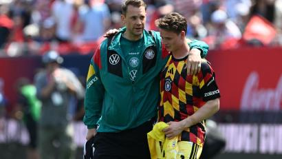 Bild: Federico Gambarini/dpa
Der eine war Nationaltorwart, der andere will es werden: Manuel Neuer (l) und Jonas Urbig. (Archivbild)
