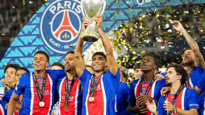Bild: Darko Bandic/AP/dpa
Achraf Hakimi von PSG reckte den Pokal als Supercup-Sieger in die Höhe.