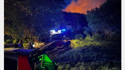 Bild: Stephan Fricke/NEWS5/dpa
Feuerwehrleute können den Brand, der seit Dienstagabend wütet, nur mit großer Mühe löschen.