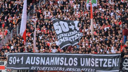 Bild: Jan Woitas/dpa
Die Meinung vieler Fans zur 50+1-Regel ist klar. (Archivbild)
