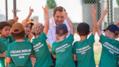 Bild: Christophe Gateau/dpa
Klingbeil sprach mit Kindern in einem Berliner Sportcamp über seine Pläne.