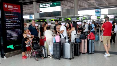 Bild: Davide Anastasi/LaPresse via ZUMA Press/dpa
Reisende sitzen weiter fest.