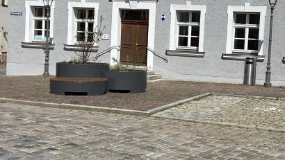 Bild: Andreas Ascherl 
Der Amberger Schrannenplatz bei 32 Grad im Schatten. Niemand will sich bei dieser Temperaturen auf das neue Sitzmöbel in der prallen Sonne setzen.