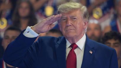 Bild: Mark Schiefelbein/AP/dpa
Trump sagt: „Wir haben die vollständige Kontrolle über die Straße von Hormus.“
