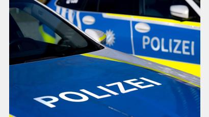 Bild: Sven Hoppe/dpa
Die Polizei hat in Regensburg einen Mann bei der geplanten Übergabe von Bargeld und Schmuck nach einem sogenannten Schockanruf festgenommen. (Symbolbild)